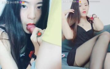 苗条美女小怪物开裆黑丝看黄片看的很想要沙发上自慰后勾引外卖小哥饥渴啪啪啪对白太淫荡