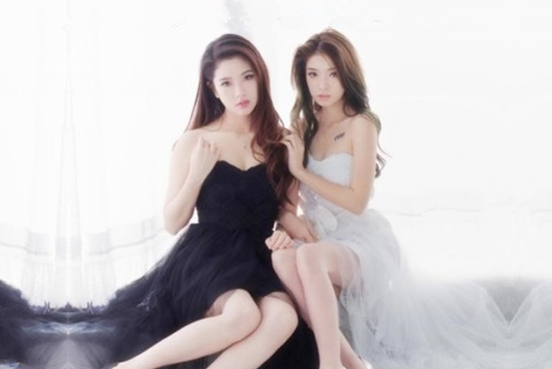 约两个美女都是年轻貌美身材好配合默契风骚淫荡浪叫声震天两个人轮流狂干场面淫乱不堪