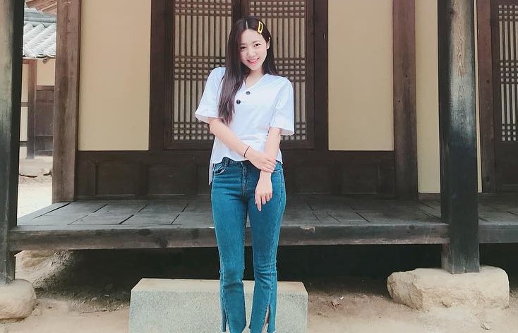 白衣性感长发牛仔裤妹子啪啪侧入大力猛操