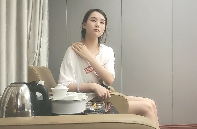 近距离视角隔着衣服揉奶乳推舔屌骑上来抽插扶着腰后入晃动奶子