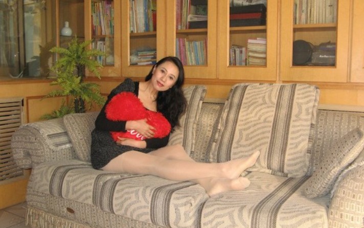 骚儿子偷看干妈换上开档黑丝袜受不了掏出鸡巴让她给口交妈咪满足儿子后入还得摸着奶子直接在地板上草起来