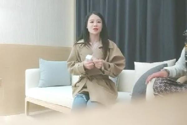 小利风衣高端外围妹子扒掉衣服镜头前特写深喉开档黑丝正入抽插骑乘大力猛操