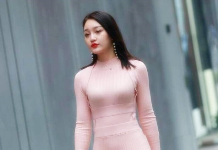 身材苗条妹子电召到酒店口交还给毒龙最后口爆