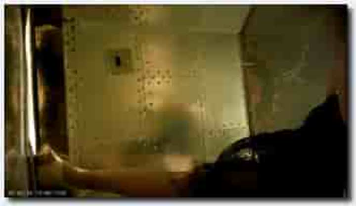 哈哈哈哈哈哈，灵魂摔倒，厕所尿尿太滑脱了内裤还没蹲好，下面不客气的秀开了，太好笑啦hhh~