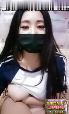 大白皙美乳妹被炮友咬奶头～浴缸鸳鸯浴洗完再开操