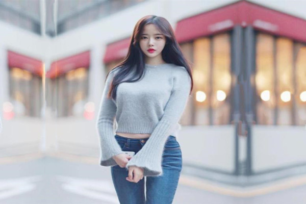 年轻小伙为了升职加薪把老婆带到酒店让好色的上级领导各种玩弄