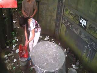 打扮得挺洋气的野鸡把年轻嫖哥召到古墓前的圆台不戴套草逼普通话对白