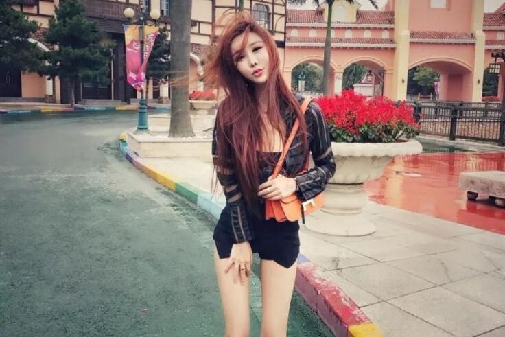 九頭身性感嫵媚爆乳女神網紅Ada王一霏和她的朋友雙飛視頻流出