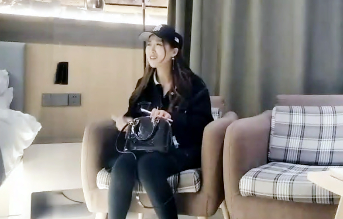 高顏值黑色鸭舌帽妹子特写深喉口交