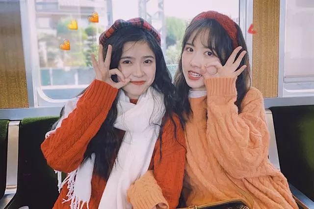 2位高颜值性感美女双飞把年轻妹子干的求饶后再去操美少妇冲刺时把少妇快干晕了