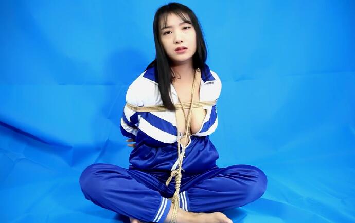 大奶运动妹被绑住眼镜歌拿起逗猫棒玩弄大奶