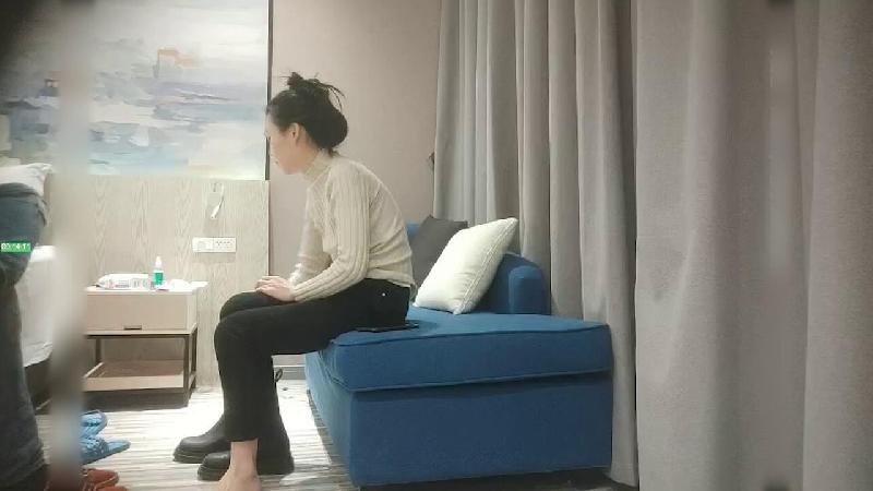 【69極品探花】男人最愛的小少婦，苗條溫柔風騷尤物，沙發掰開粉穴后入啪啪超清晰完美展示