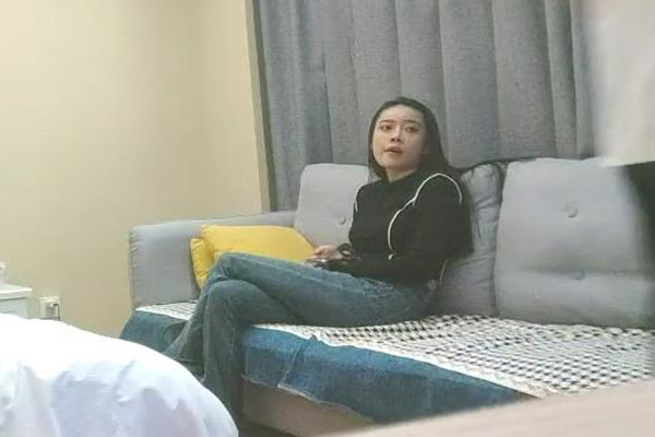 外围花臂纹身高冷美女迫不及待揉捏奶子后入爆操骑乘位爽翻