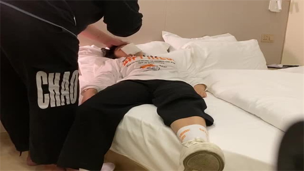 03年美女同事被下药迷翻 肥猪哥趁其昏睡猛干嫩穴 疯狂内射灌满骚货