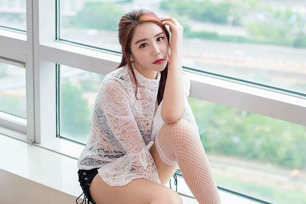 极品外围女神太刺眼了别动看你小淫荡的样子真风骚