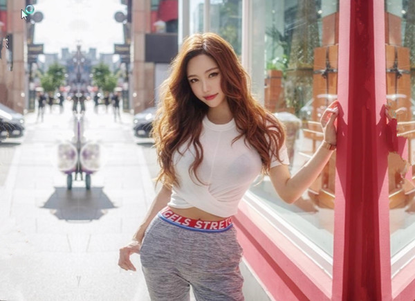 上门操少妇舔屌吸吮硬了直接开操拉着手正入抽插猛操侧入撞击摸奶子少妇爽了