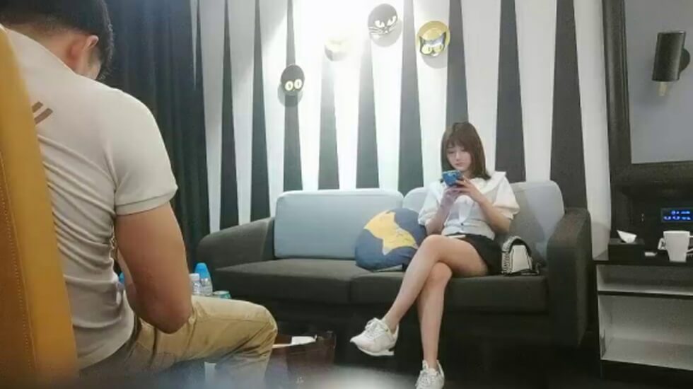 gc沈先森大师深夜场美腿文静妹子 深喉口交活不错 我假装被你强奸 抬起双腿猛操还疼要哭了