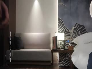 2000大洋酒店约兼职妹，自带吊带长裙穿上，张开双腿舔逼叫的很大声，扛起美腿高跟鞋猛操，扶着屁股后入爆插