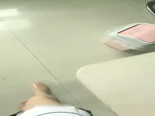 OL骚女厕所全裸揉奶子