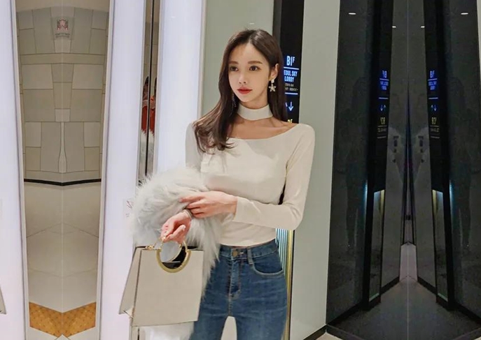 新人老哥首秀小少妇近距离视角深喉口交腰细翘臀沙发上骑坐站立后入镜头前猛操