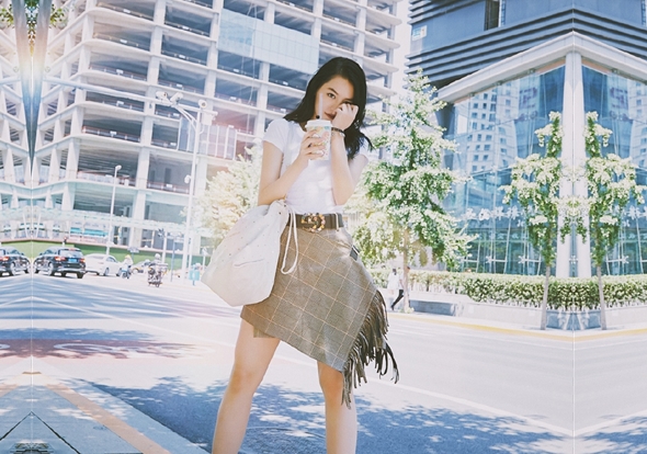 外表文静美女扒掉衣服两个大奶子酒店操逼舌吻摸穴骑乘屌太长很顶