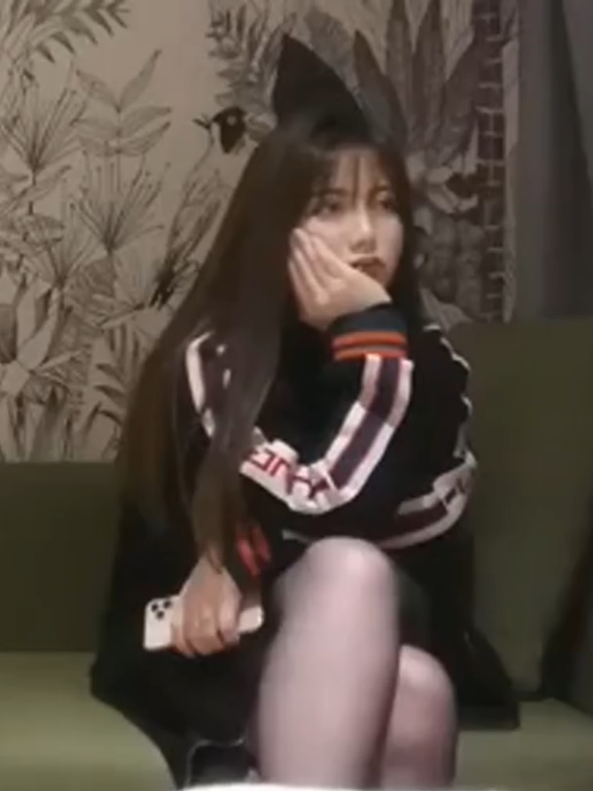 颜值不错肉肉妹子啪啪，近距离特写口交摸逼口半天不硬