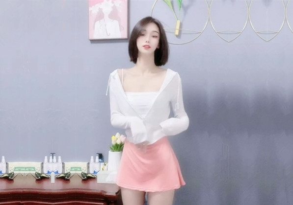 短发大学生兼职妹迫不及待解下内衣一手抓白嫩奶子口硬直接开操扶着大屁股后入骑乘边草边揉奶子