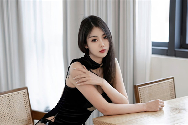 白嫩哺乳期巨臀人妻中学老师