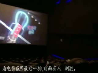 约96年女神模特看电影先在车里口舔看电影又互摸受不了诱惑带到厕所捂着嘴巴先干一炮回公寓后猛干说：鸡巴好大操的宝宝好痛