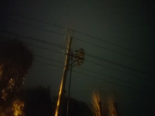 夜扫红灯区路边按摩店找个女技师看着逼打飞机热身再操个在店门口等客的短裙少妇