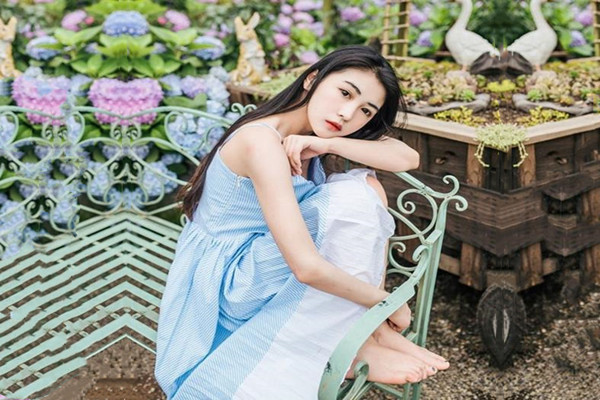 淫妻绿帽狂看着老婆被单男操在一旁手冲