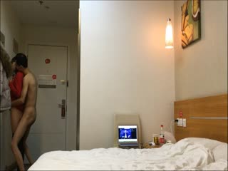 和美女同事约好酒店开房刚进房门 婆婆就打电话查岗 还好有惊无险.mp4