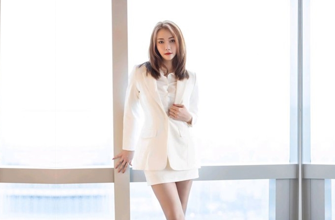 三哥探花新人首秀高端外围舔屌口交展示口活掰穴正入抽插猛操扶着屁股一下下撞击