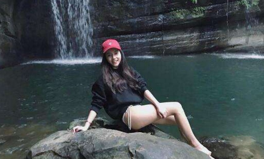 爆草吊带黑丝性感小女友完整版高清1080P精彩国语对白