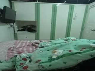 样子很淫骚的香港护士美眉家里没人带男友回很狭窄的闺房啪啪