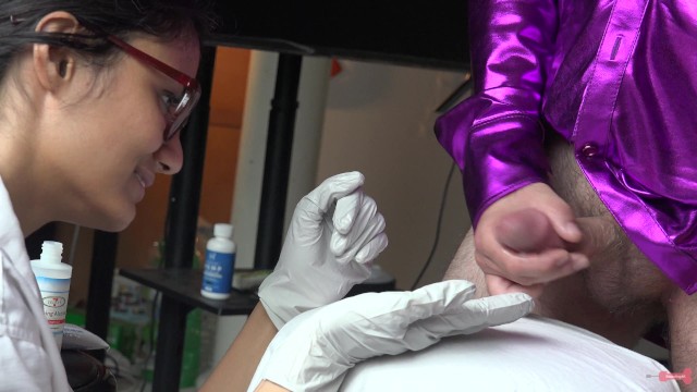 在我的乳胶手套里-护士戴着手套把她的病人拉下来