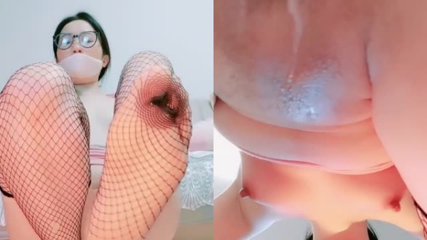 肥臀眼镜痴女高跟网袜淫声挑逗 嫩穴吞吐小黄瓜 无毛骚穴骑乘假屌爆操