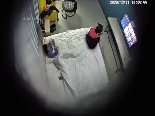 连锁酒店真实情侣开房偷拍，短发JK制服卡哇伊萝莉 和男友开房打炮