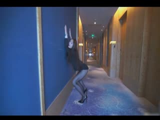 【果哥出品】极品豪乳女神颜瑜Yuki撅黑丝美臀遭咸猪手“白金版”高跟西装性感纹身.超级骚.高清完整版