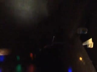 淫乱KTV三男一女在包房一边唱K一边啪啪