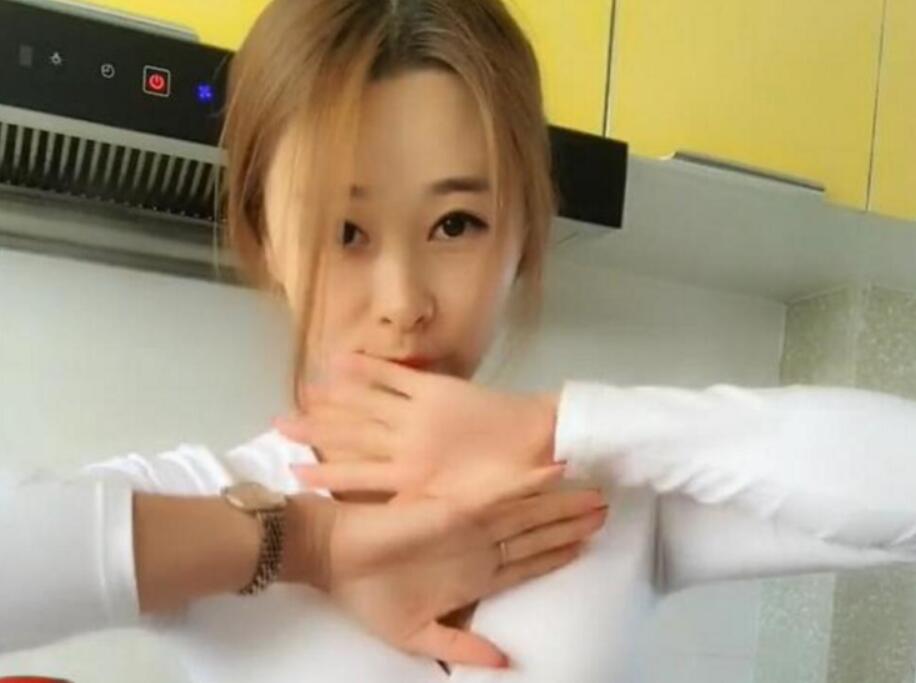 安娜女神苗条妹子酒店和炮友啪啪骑乘大力猛操最后射嘴里很是诱惑