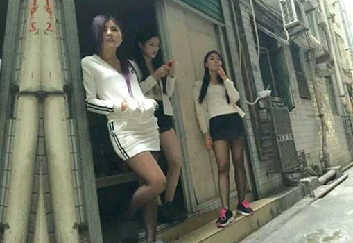 全套服务舔背乳推翘起屁股口交张开双腿抽插猛操扶着屁股后入撞击