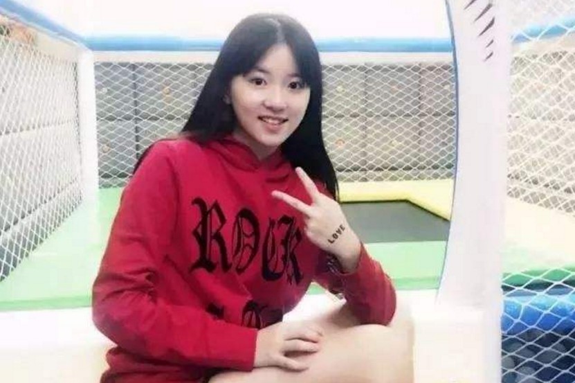 大学生同居小情侣疫情期间旅店开房拍片赚点零花钱补贴一下日常消费