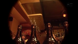 酒吧的红牌陪酒女郎