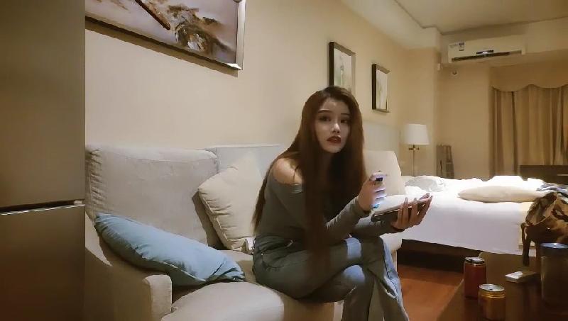 拜金平面模特凌晨來相會，豐乳翹臀幹遍房間各個角落，嬌喘高潮迭起…