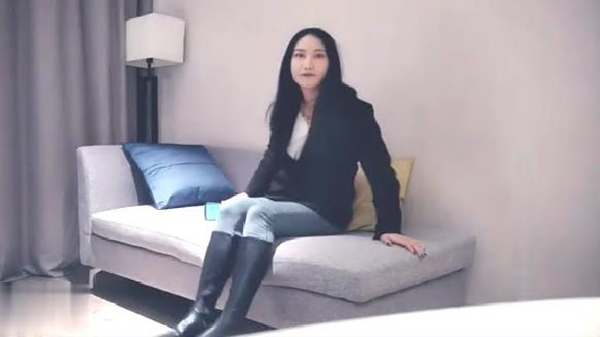 蜜桃美臀高端外围美女舔屌扣穴妹子一脸享受特骚