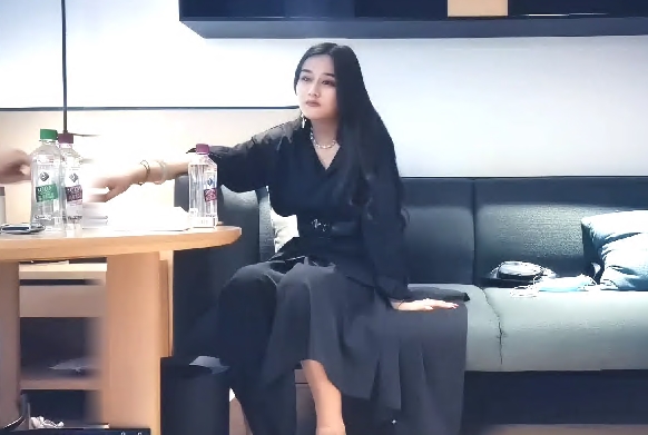 性格超好兼职美御姐笑起来甜美付完钱骑在身上调情舌吻扣穴穿着衣服舔屌张开双腿爆插扶着大屁股后入撞击猛操