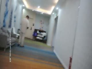 中年大叔探花约齐逼牛仔短裤年轻嫩妹，年纪不大口活还不错，跪着深喉插嘴，张开双腿肥逼清晰可见，抬起双腿抽插猛操