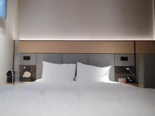 酒店约炮颜值还不错逼毛浓密性感的大奶妹貌似快要射手机响了