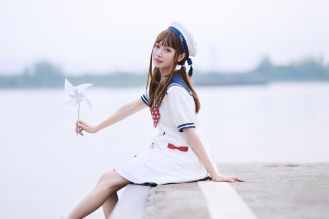 被哥哥看到自慰的代价穿着学生装在沙发上就给操了没忍住内射粉穴